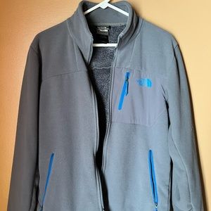 Mens size small Grey north face fleece.